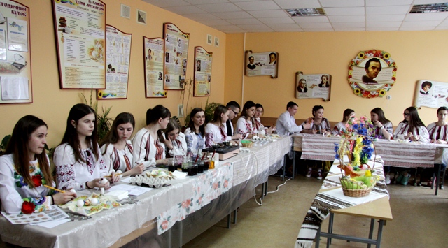 Святковий настрій і вбрання потрібен для створення писанки. Майстер-клас з писанкарства у Чортківському медичному коледжі